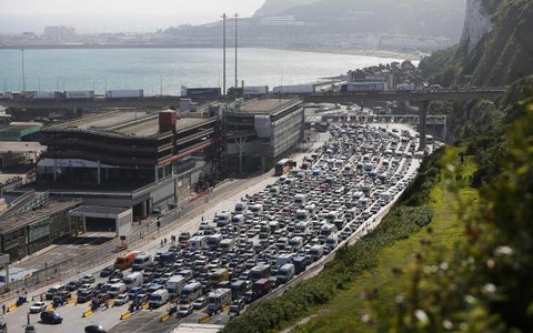 Opóźnienia w Dover potrwają kilka tygodni? Policja ostrzega kierowców