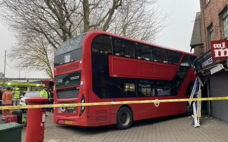 Londyn: Kilka osób rannych w wyniku wypadku autobusu miejskiego, który uderzył w budynek