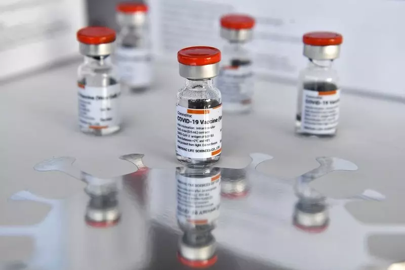 Badanie: Szczepionka Sinovac i dawki przypominające innych producentów zapewniają dużą odporność 