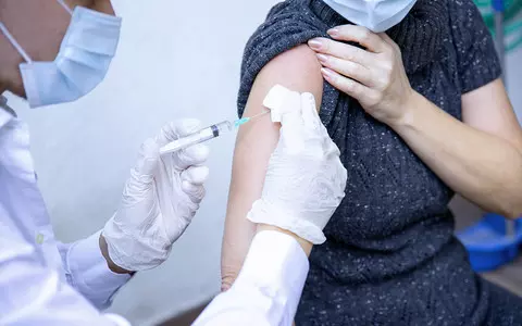 CBOS: 43 proc. Polaków uważa, że szczepienia przeciw COVID-19 powinny być dobrowolne
