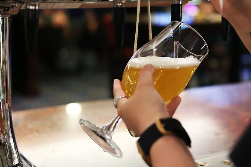 UK: Puby podnoszą ceny piwa o 50p za pintę, aby utrzymać się na rynku