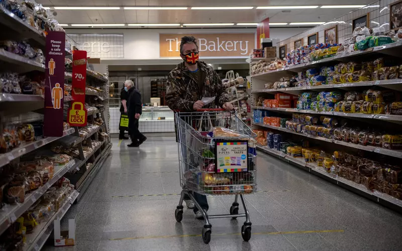 Klienci niektórych supermarketów w UK nadal będą proszeni o zakładanie maseczek