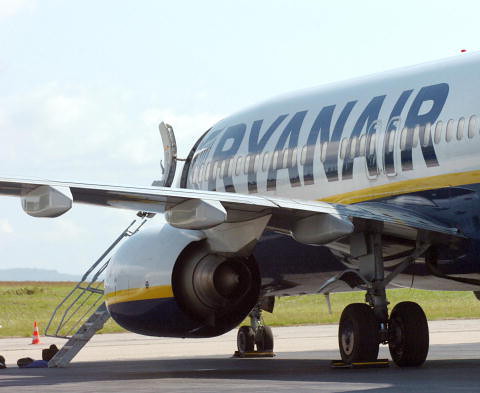 Pasażer wyrzucony z Ryanaira za bekanie na współpasażera