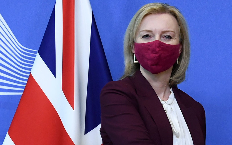 UK is threatening Russia with new sanctions. "Putin's oligarchs will have nowhere to hide"