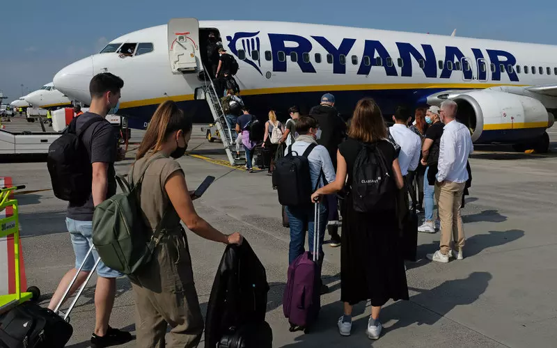 Omikron wymusił obniżkę cen biletów w Ryanairze