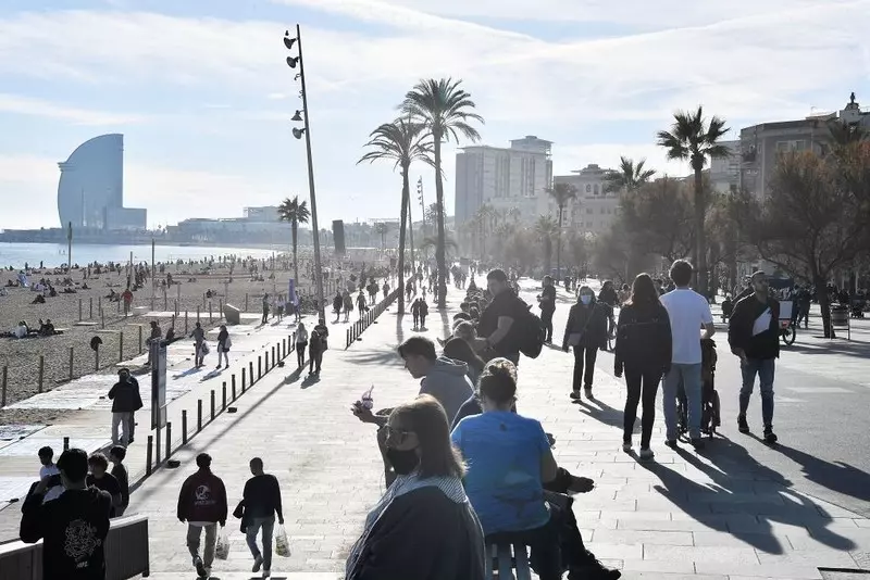 Hiszpański rząd nie zgodził się na cofnięcie nakazu noszenia masek na świeżym powietrzu