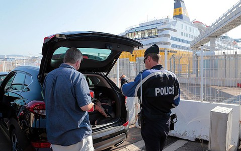 Uzbrojona policja będzie chronić brytyjskich turystów podczas wakacji we Francji