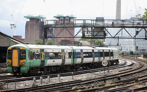 Prawie połowa pasażerów brytyjskiej kolei w Londynie musi stać podczas godzin szczytu