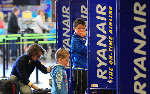 Ryanair wprowadza opłaty i obowiązkową rezerwację miejsc dla dzieci