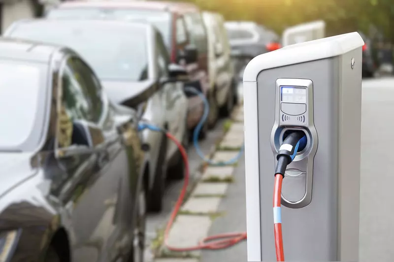 Handel elektrykami w UK mocno w górę. Zakaz sprzedaży aut na benzynę coraz bliżej