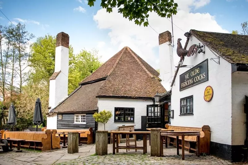 Najstarszy pub w Anglii wystawiono na sprzedaż. Czeka na nowych właścicieli