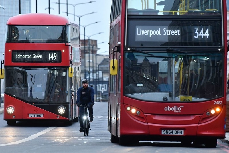 Nowoczesne autobusy elektryczne jeżdżą już po ulicach Londynu