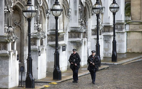 600 dodatkowych policjantów z bronią palną od dziś na ulicach Londynu