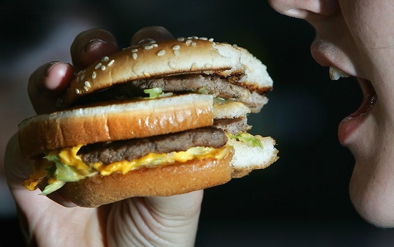 Zakaz reklamowania fast-foodów w metrze działa. Londyńczycy kupują mniej "śmieciowego jedzenia"