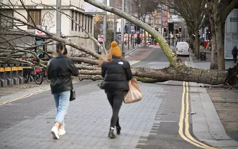 Storm Eunice: record wind speeds in England, one fatality in Ireland