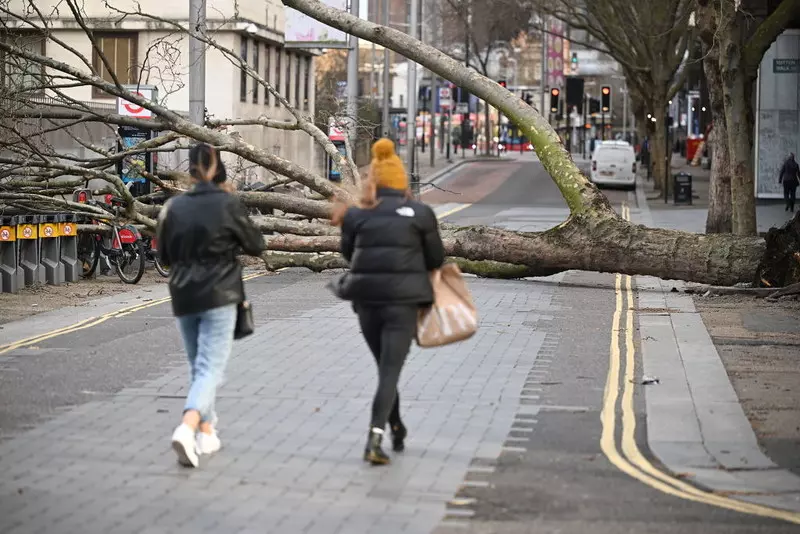 Orkan Eunice: Rekordowa prędkość wiatru w Anglii, jedna ofiara śmiertelna w Irlandii