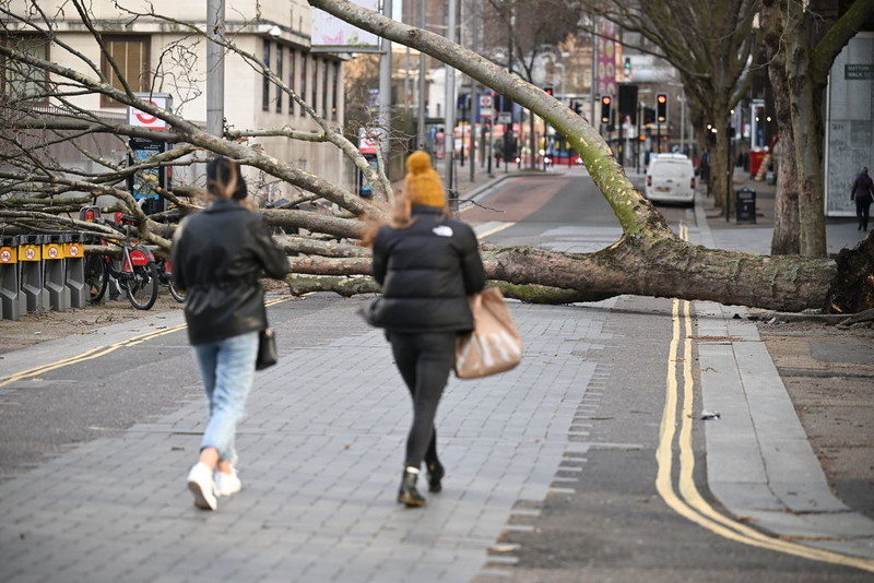 Storm Eunice: record wind speeds in England, one fatality in Ireland