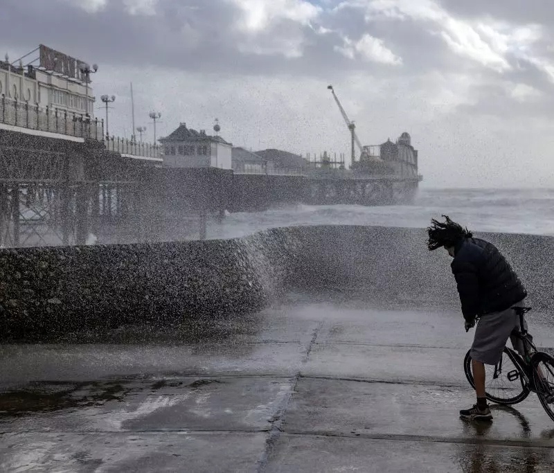 UK: Trzy osoby zginęły, 200 tys. domów bez prądu po przejściu orkanu Eunice