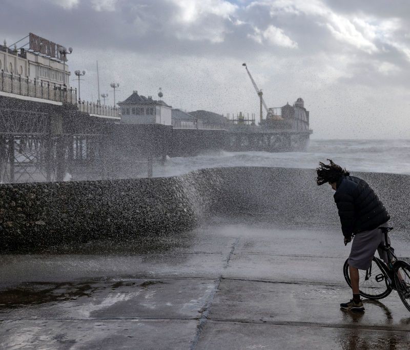 UK: Three people died, 200,000 houses without electricity after the passage of Eunice hurricane