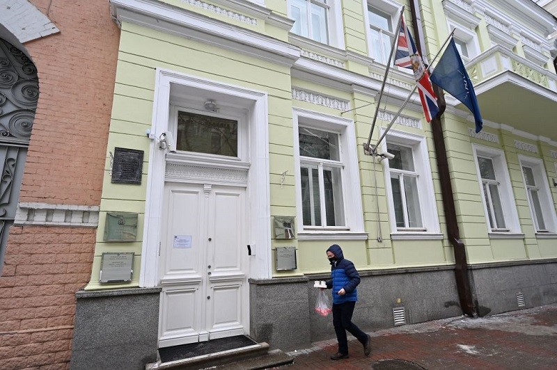 UK moves Ukraine embassy out of Kyiv, urges nationals to leave