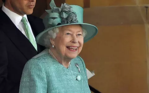 British media: The Queen performs light duties despite being infected with coronavirus