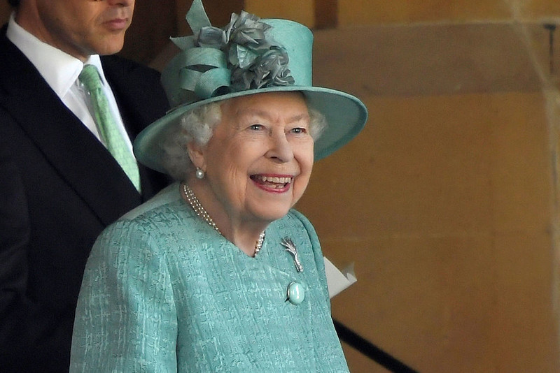 British media: The Queen performs light duties despite being infected with coronavirus