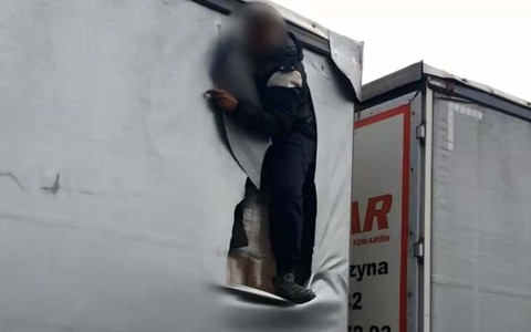 Nielegalny imigrant ucieka z polskiej ciężarówki. Zdarzenie uwieczniają na filmie świadkowie