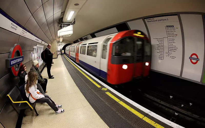 Londyn: Koniec obowiązku zakładania masek w metrze i autobusach