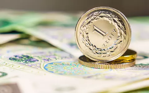 The zloty starts Friday with a strengthening against the dollar and weakening against the euro