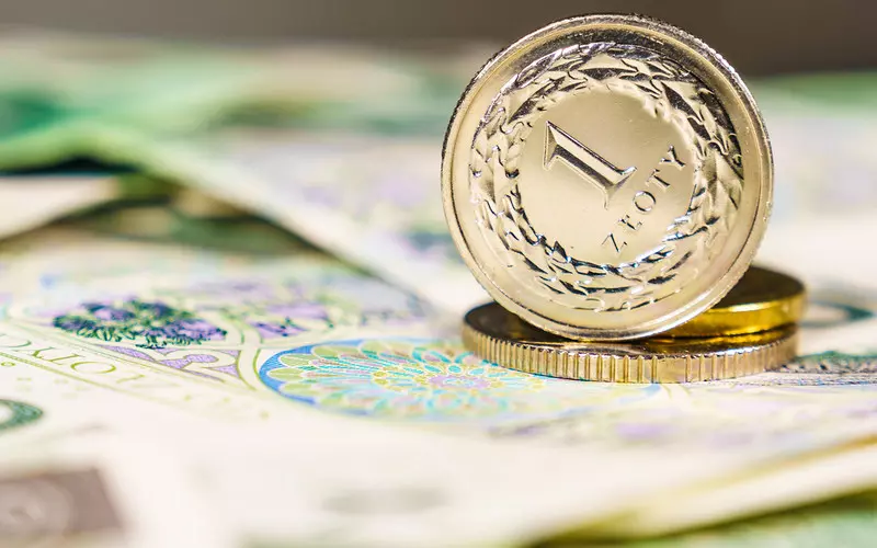 The zloty starts Friday with a strengthening against the dollar and weakening against the euro
