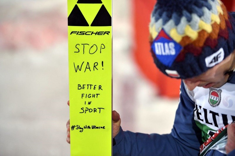 Po skoku Stoch pokazał narty do kamery. Piękny gest Polaka