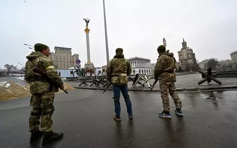 The column of Russian troops heading for Kiev has slowed down. Ukrainians are resisting across the c