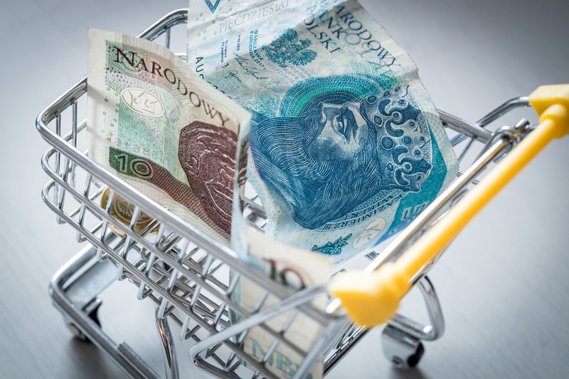 Większość Polaków określa życie w pandemii jako drogie