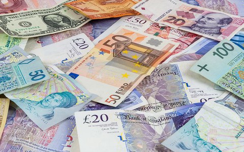 British pound falls below 5 PLN