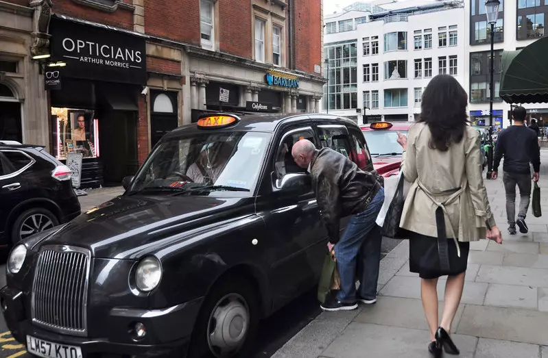 Podróże czarnymi taksówkami w Londynie będą droższe