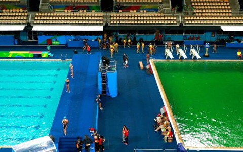  Woda w basenie olimpijskim zmieniła kolor