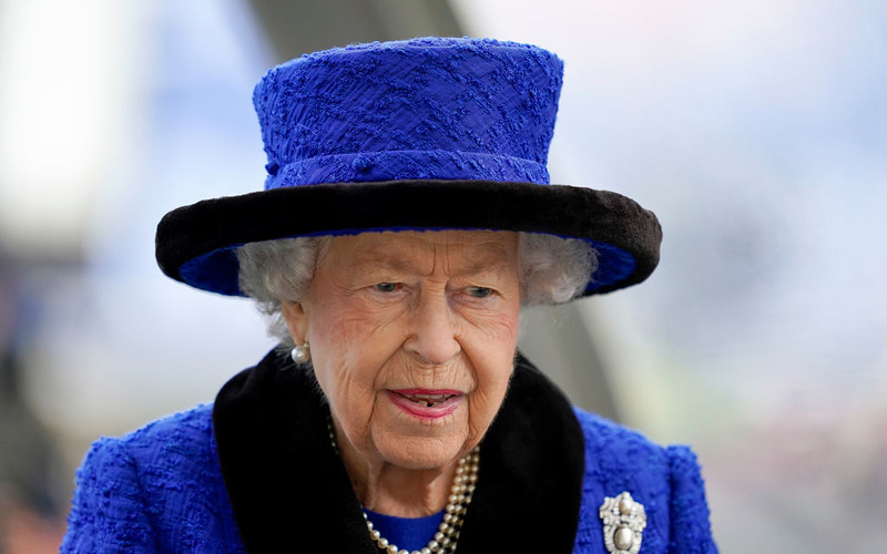 Queen getting 'frailer' by the day, urged to 'allow' the Crown to someone else