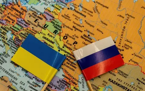 What does the draft Russia-Ukraine peace agreement envisage?