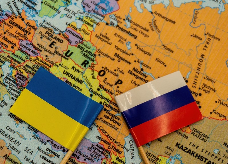 What does the draft Russia-Ukraine peace agreement envisage?