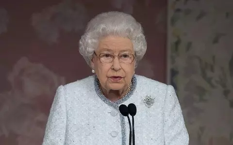 Queen Elizabeth II takes borrowed swords from the Kremlin