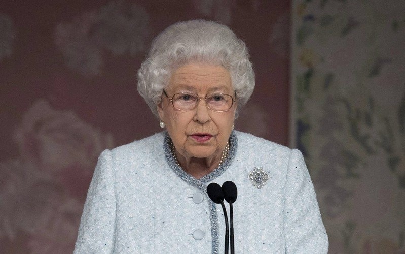 Królowa Elżbieta II odbiera Kremlowi wypożyczone miecze