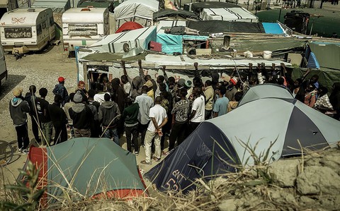 "Dżungla" w Calais się rozrasta. Koczuje tam już ponad 9 tys. migrantów 