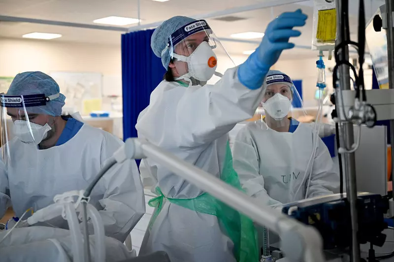 Anglia: Wzrost nieobecności pracowników szpitali z powodu Covid-19