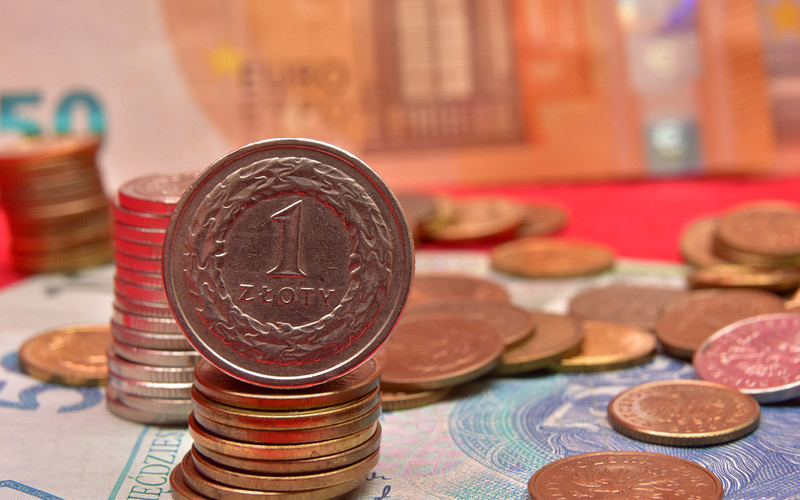 Today the zloty lost significantly versus the euro and the dollar