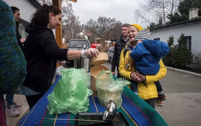 "L'Opinion": Polacy przyjmują Ukraińców w swoich domach. Nie trzeba dla nich budować obozów