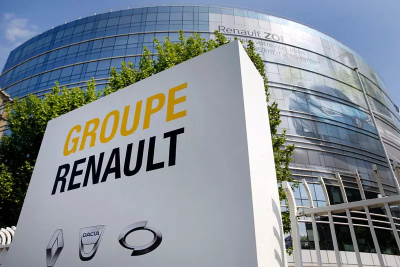 Renault resumed car production in Russia. The decision has the support of the French government