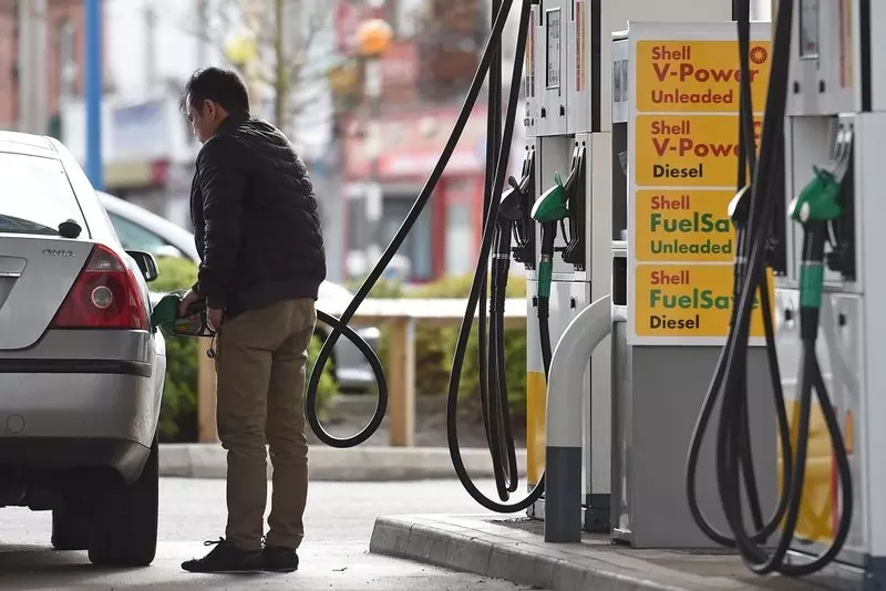 Stacje paliw w UK ostrzegają: Cena benzyny może wzrosnąć do 2 funtów za litr