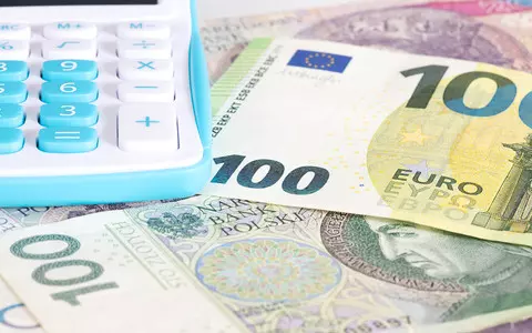 The zloty weakened against the dollar, the euro remains below PLN 4.70