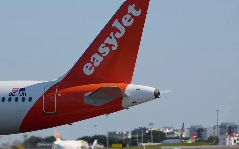 EasyJet kolejną linią lotniczą, która łagodzi zasady dotyczące maseczek