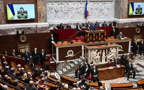 Zelenski in French parliament: Values more important than profits, French companies must leave Russi